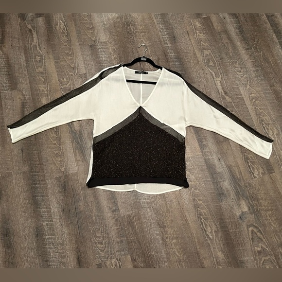 BKE BOUTIQUE V-NECK TOP - Picture 1 of 4